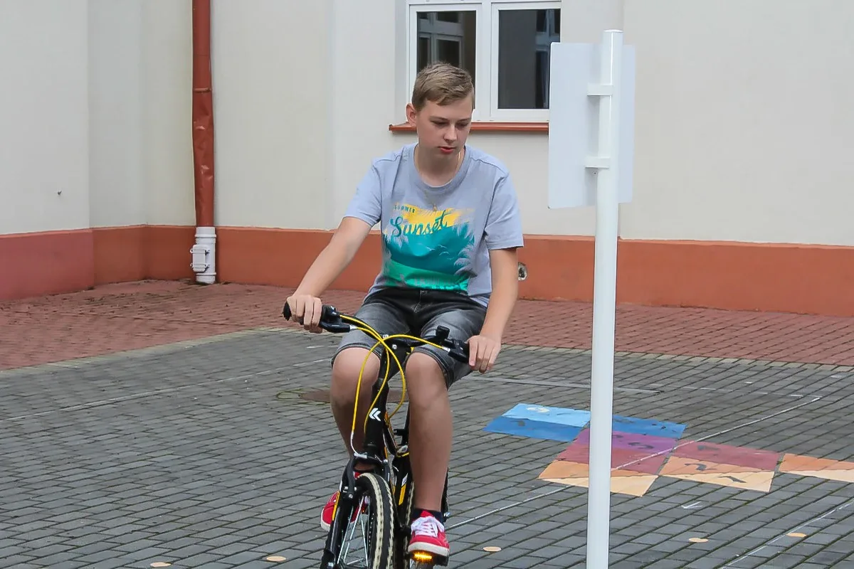 Uczniowie ostrowskiej "jedynki" zmierzyli się z egzaminem na kartę rowerową