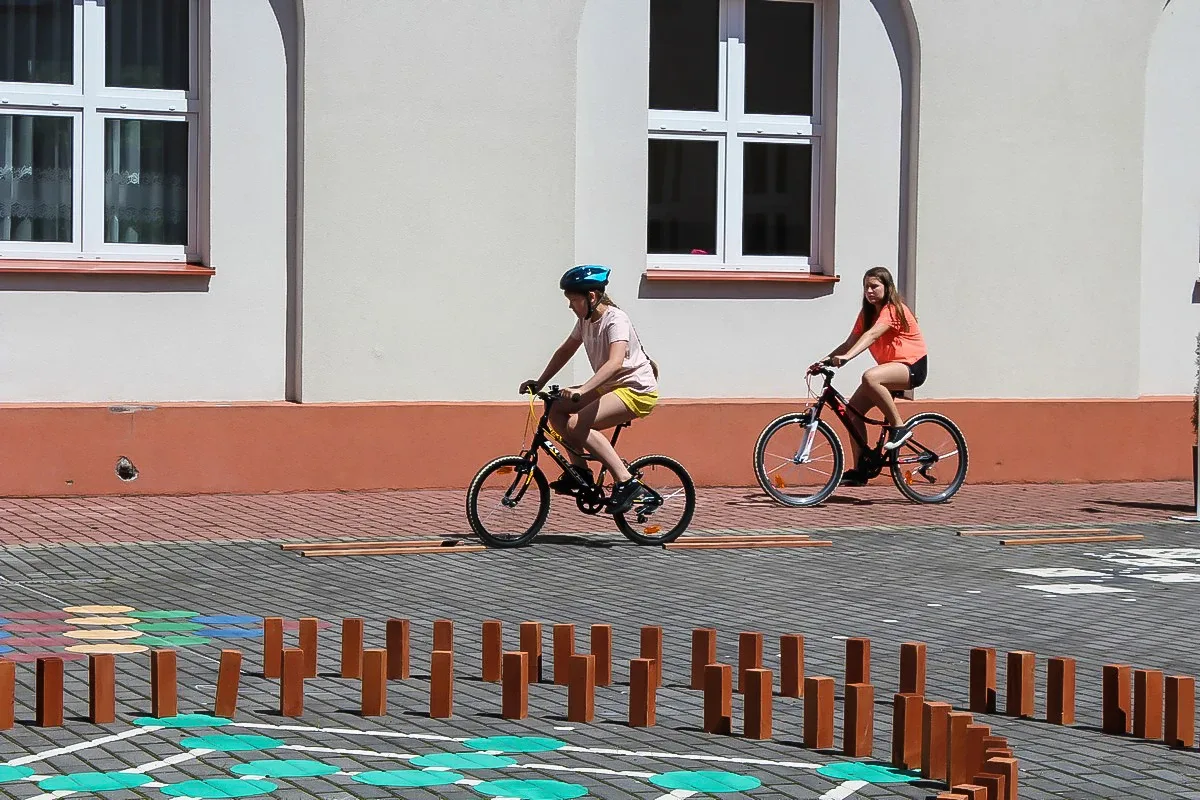 Uczniowie ostrowskiej "jedynki" zmierzyli się z egzaminem na kartę rowerową