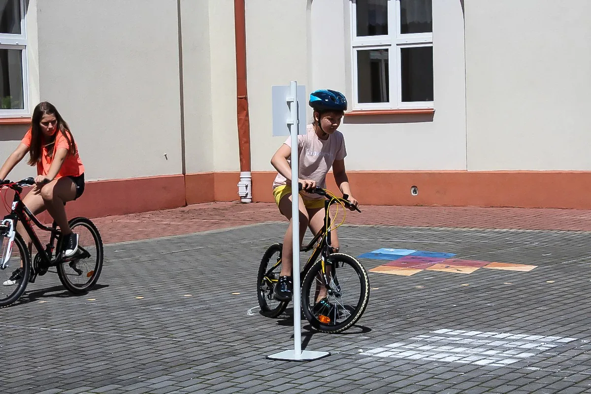 Uczniowie ostrowskiej "jedynki" zmierzyli się z egzaminem na kartę rowerową