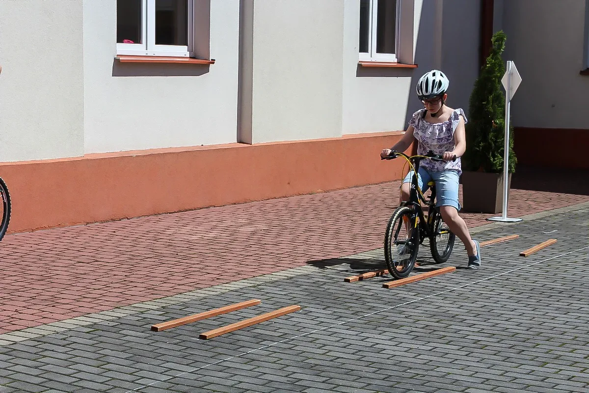 Uczniowie ostrowskiej "jedynki" zmierzyli się z egzaminem na kartę rowerową