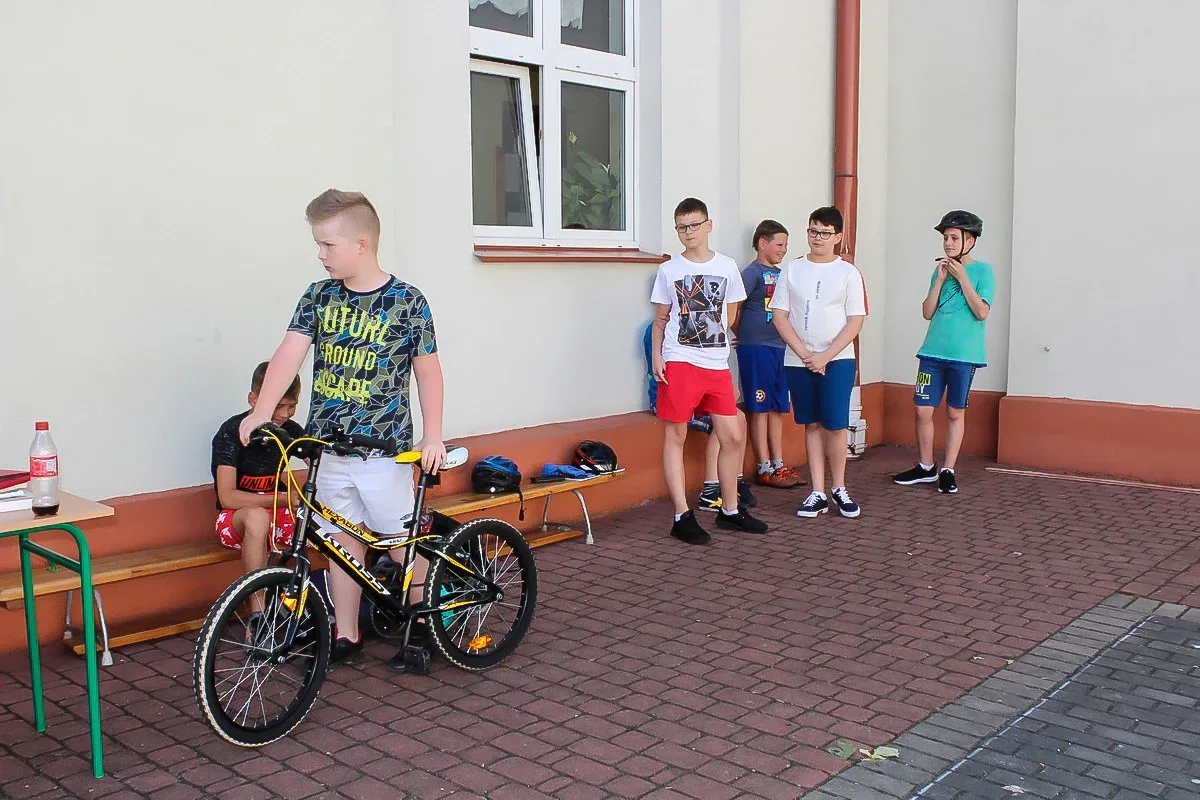 Uczniowie ostrowskiej "jedynki" zmierzyli się z egzaminem na kartę rowerową
