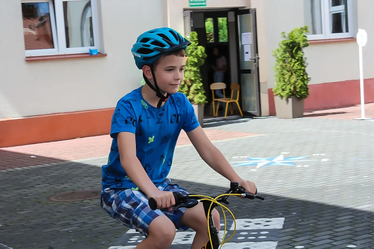 Uczniowie ostrowskiej "jedynki" zmierzyli się z egzaminem na kartę rowerową