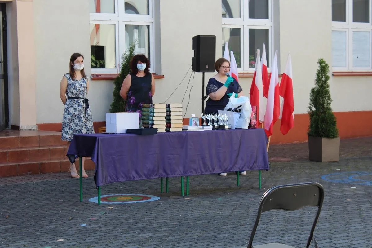 Pożegnanie uczniów w ostrowskiej "jedynce" (zdjęcia)