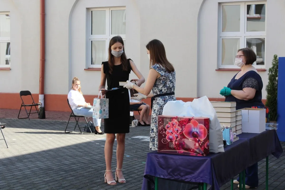 Pożegnanie uczniów w ostrowskiej "jedynce" (zdjęcia)