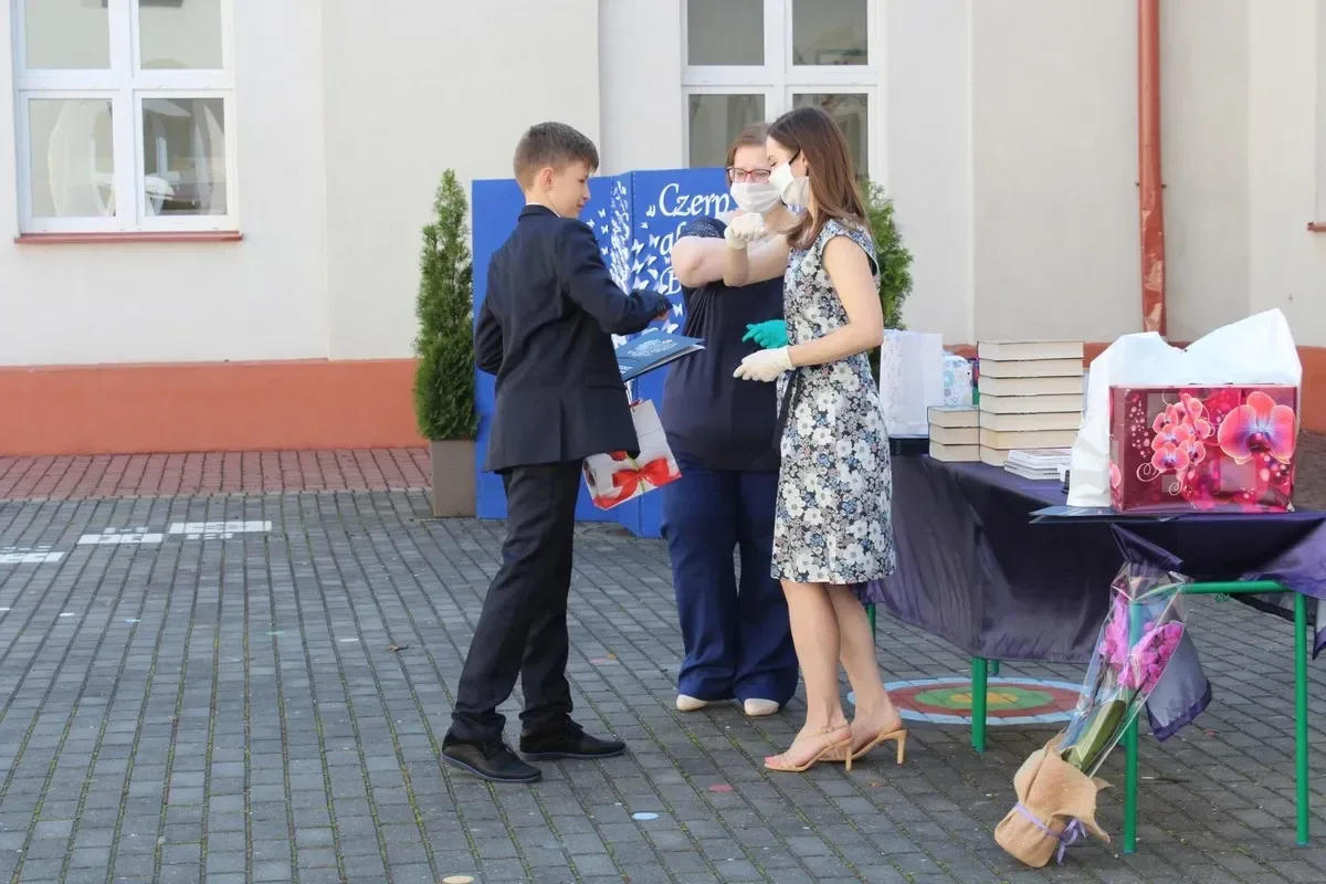 Pożegnanie uczniów w ostrowskiej "jedynce" (zdjęcia)