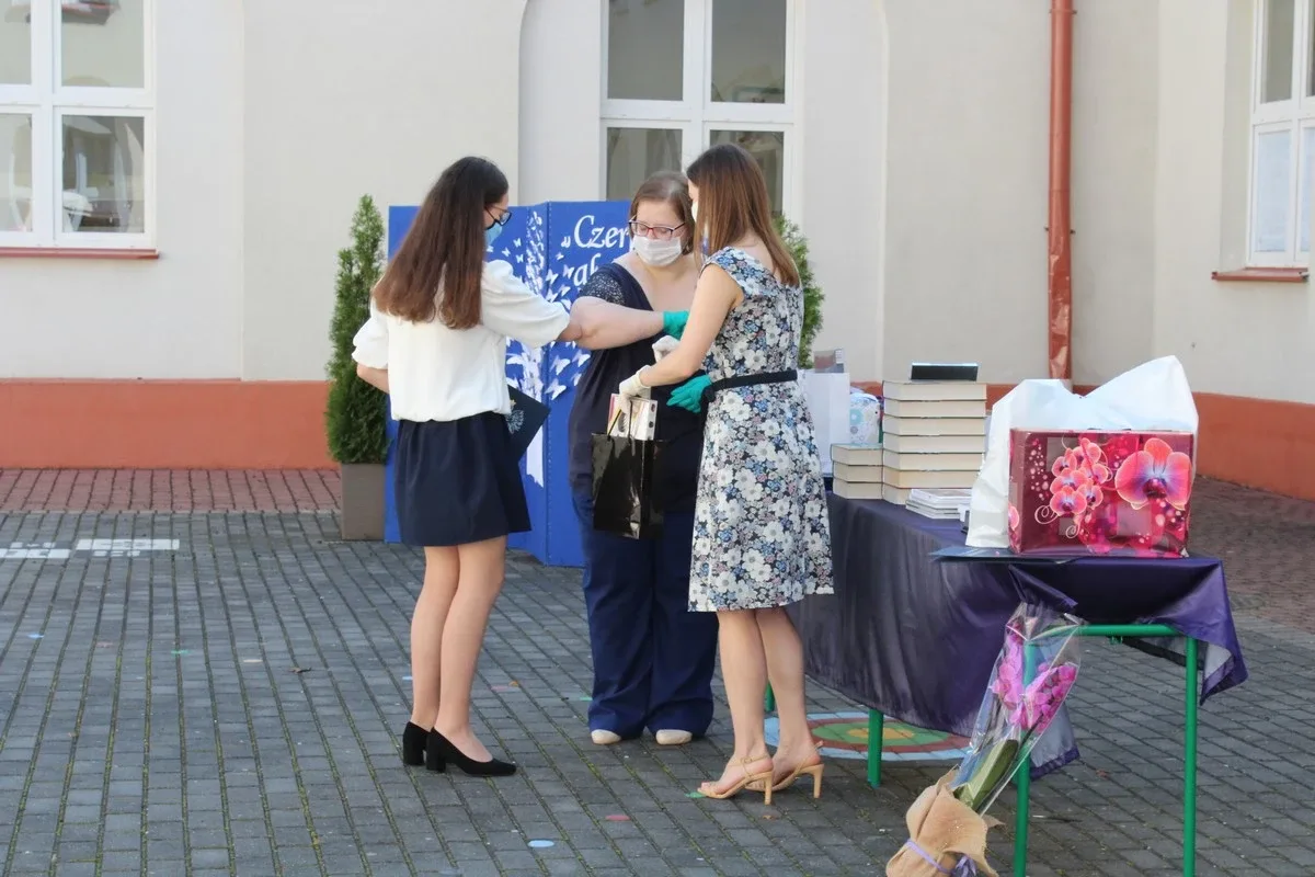 Pożegnanie uczniów w ostrowskiej "jedynce" (zdjęcia)
