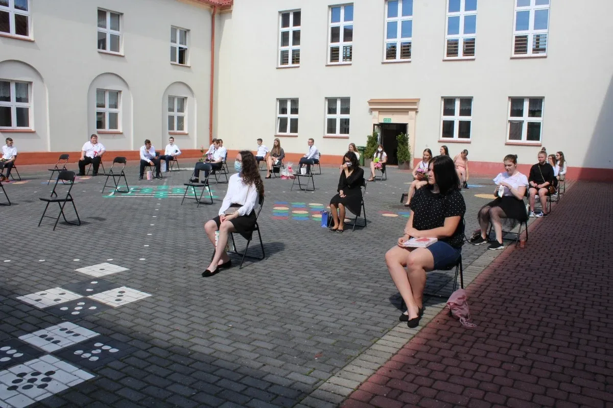 Pożegnanie uczniów w ostrowskiej "jedynce" (zdjęcia)