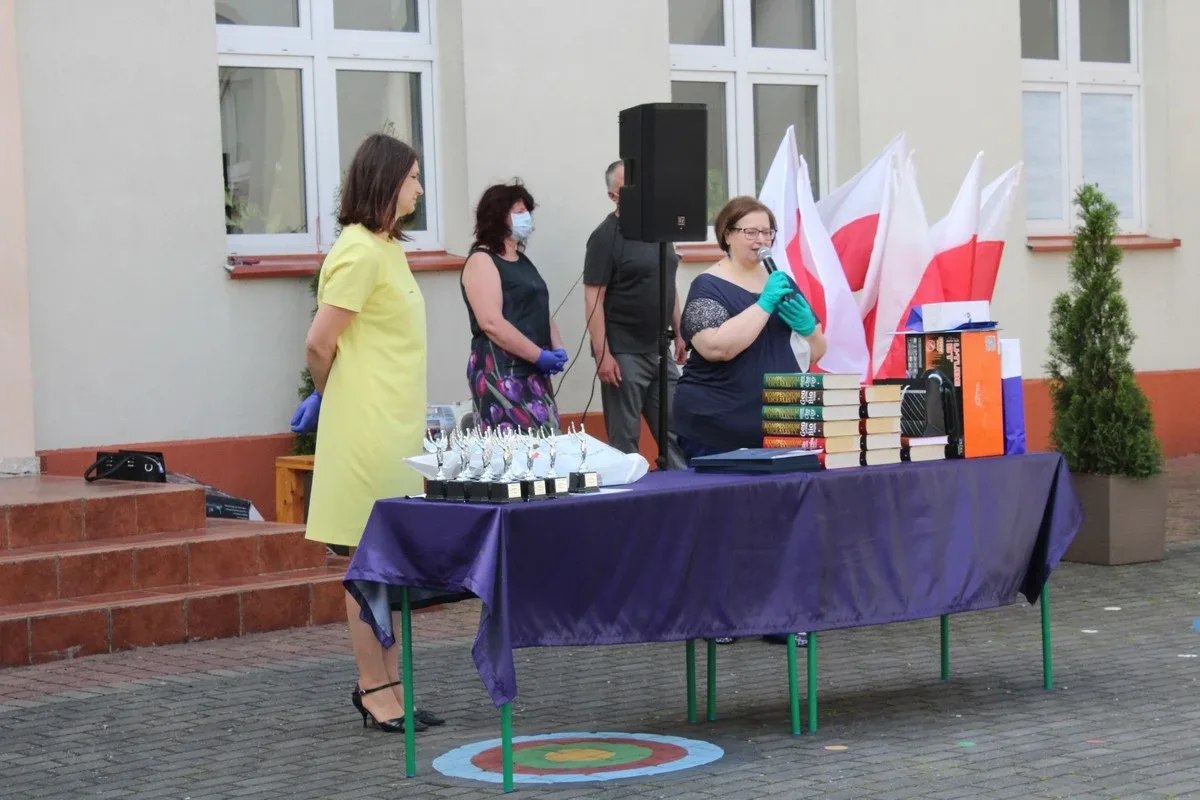 Pożegnanie uczniów w ostrowskiej "jedynce" (zdjęcia)