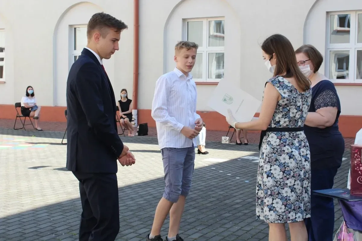 Pożegnanie uczniów w ostrowskiej "jedynce" (zdjęcia)