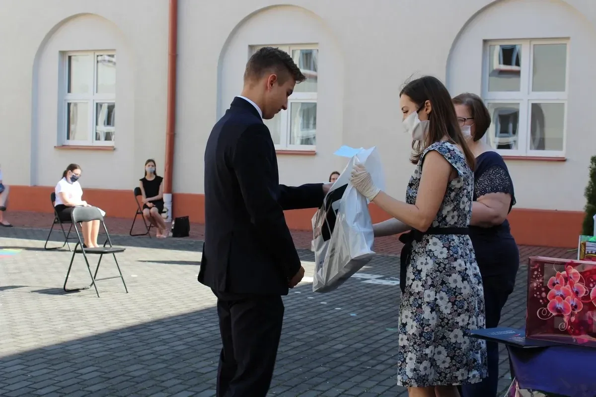 Pożegnanie uczniów w ostrowskiej "jedynce" (zdjęcia)