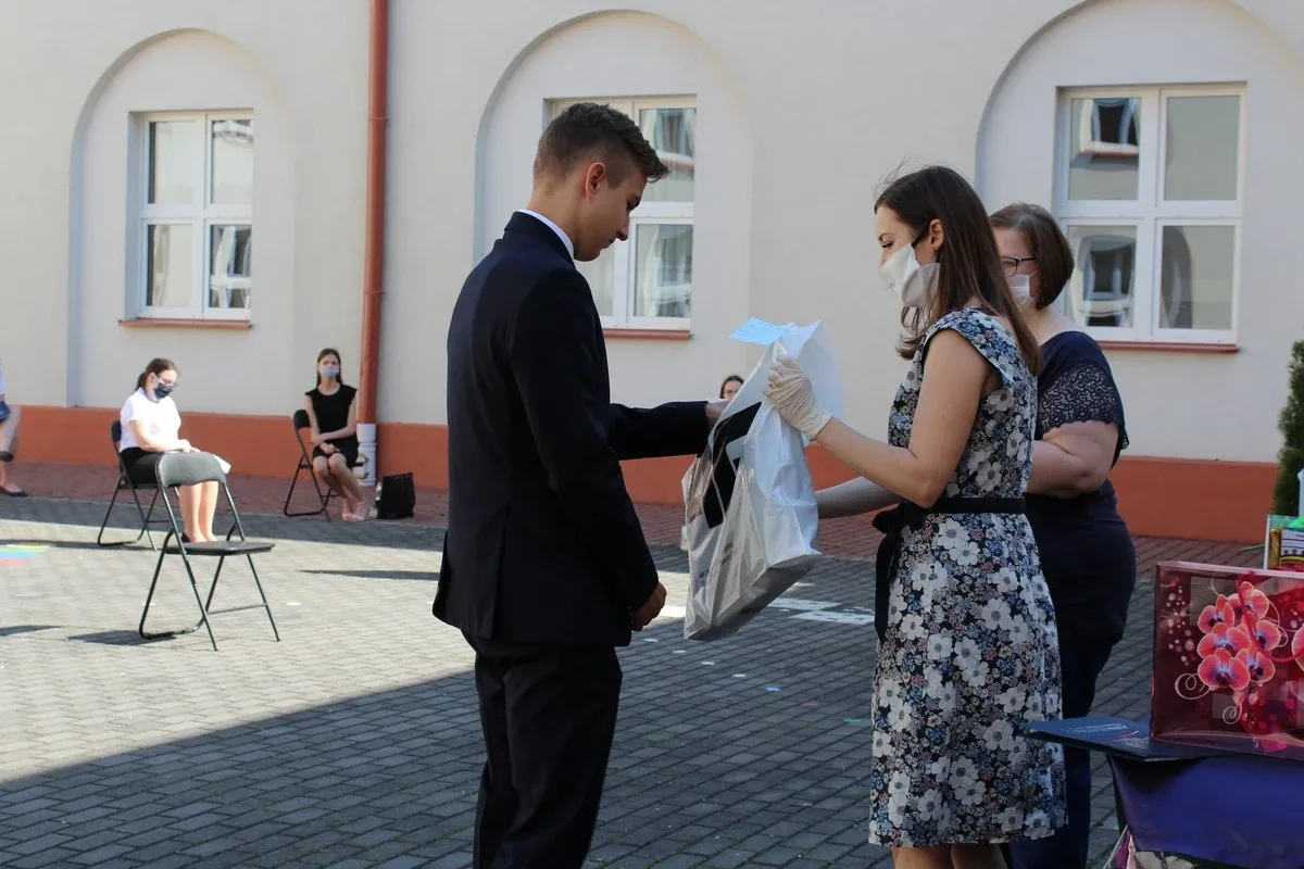 Pożegnanie uczniów w ostrowskiej "jedynce" (zdjęcia)