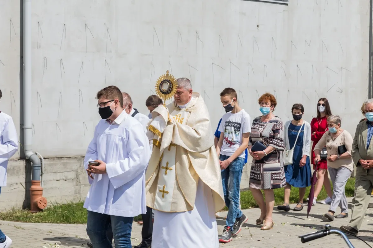 Procesje Bożego Ciała przeszły ulicami miasta (zdjęcia, wideo)