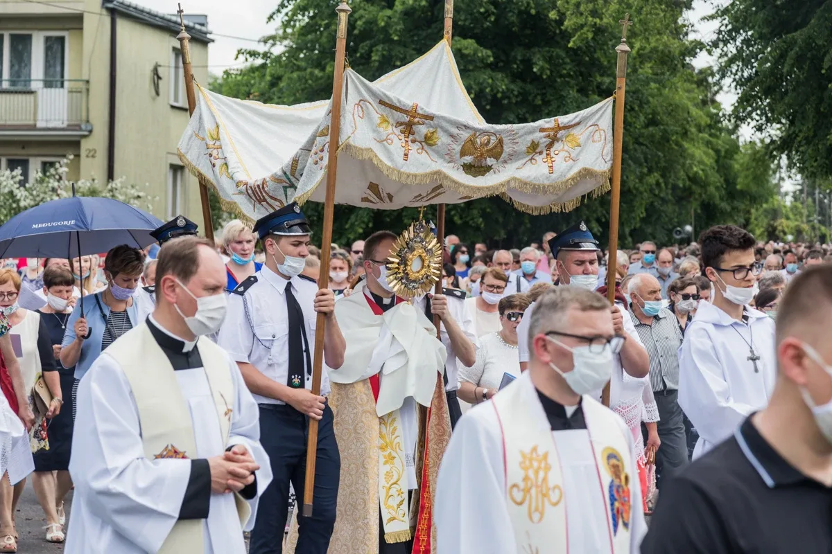 Procesje Bożego Ciała przeszły ulicami miasta (zdjęcia, wideo)