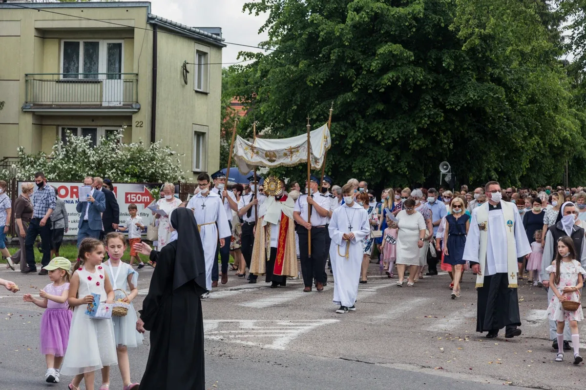 Procesje Bożego Ciała przeszły ulicami miasta (zdjęcia, wideo)