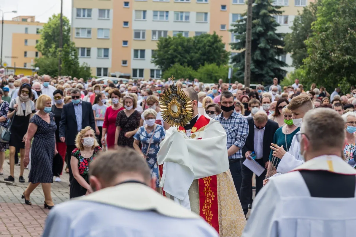 Procesje Bożego Ciała przeszły ulicami miasta (zdjęcia, wideo)