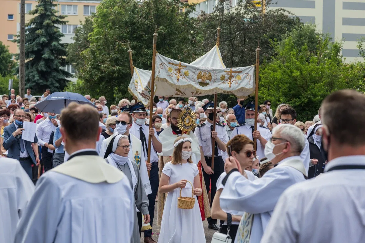 Procesje Bożego Ciała przeszły ulicami miasta (zdjęcia, wideo)