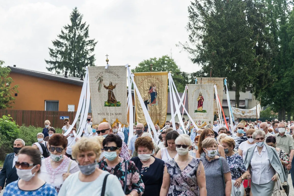 Procesje Bożego Ciała przeszły ulicami miasta (zdjęcia, wideo)