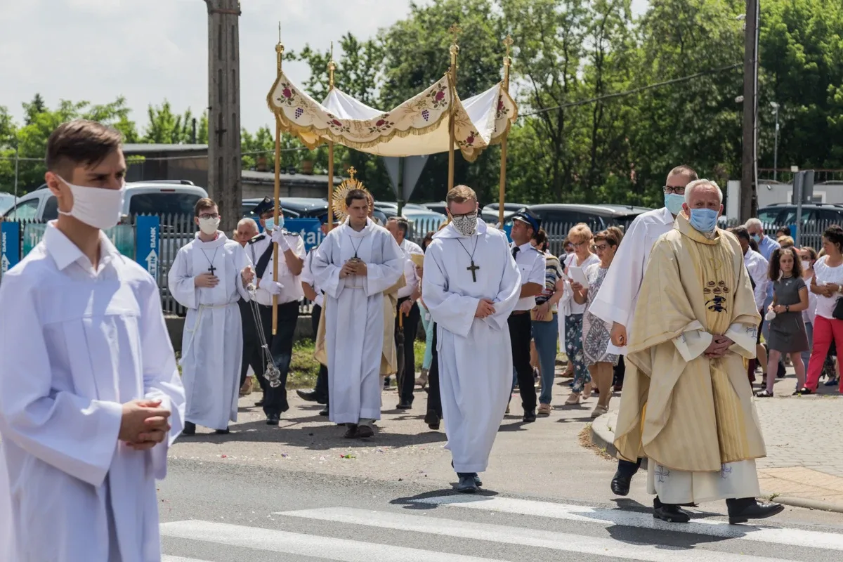 Procesje Bożego Ciała przeszły ulicami miasta (zdjęcia, wideo)