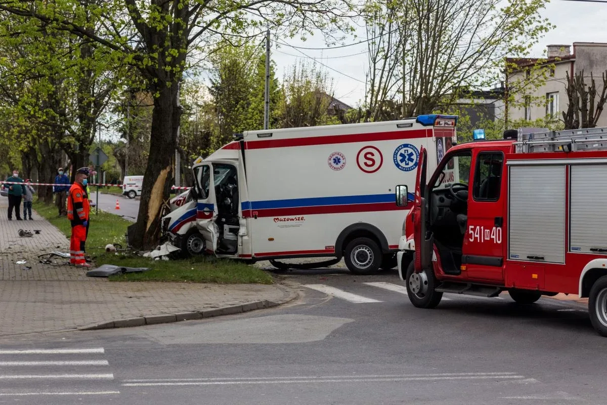 Zderzenie fiata z karetką pogotowia. Zmarła mieszkanka Ostrowi Mazowieckiej (zdjęcia)