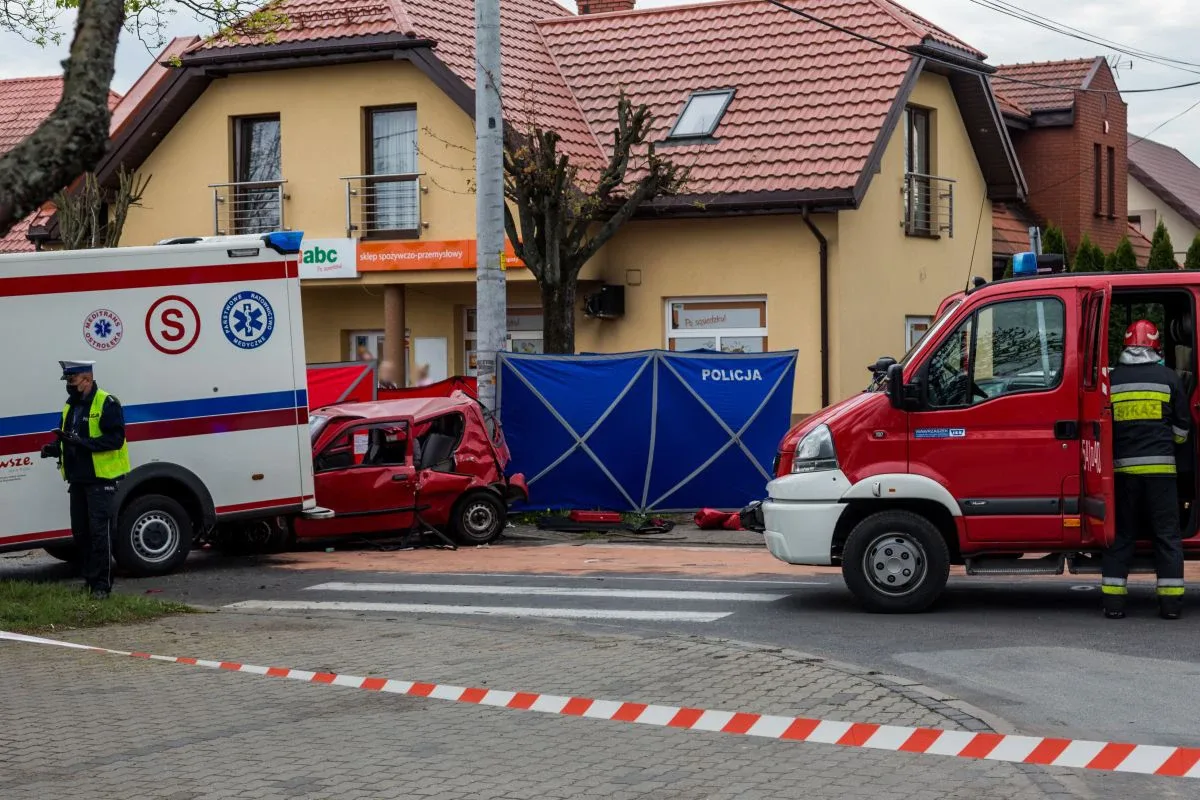 Zderzenie fiata z karetką pogotowia. Zmarła mieszkanka Ostrowi Mazowieckiej (zdjęcia)