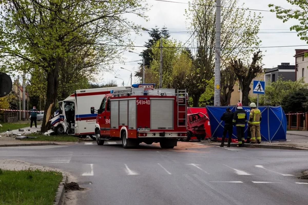 Zderzenie fiata z karetką pogotowia. Zmarła mieszkanka Ostrowi Mazowieckiej (zdjęcia)