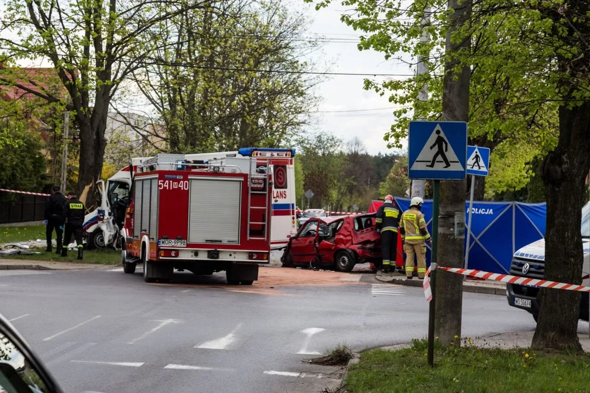 Zderzenie fiata z karetką pogotowia. Zmarła mieszkanka Ostrowi Mazowieckiej (zdjęcia)