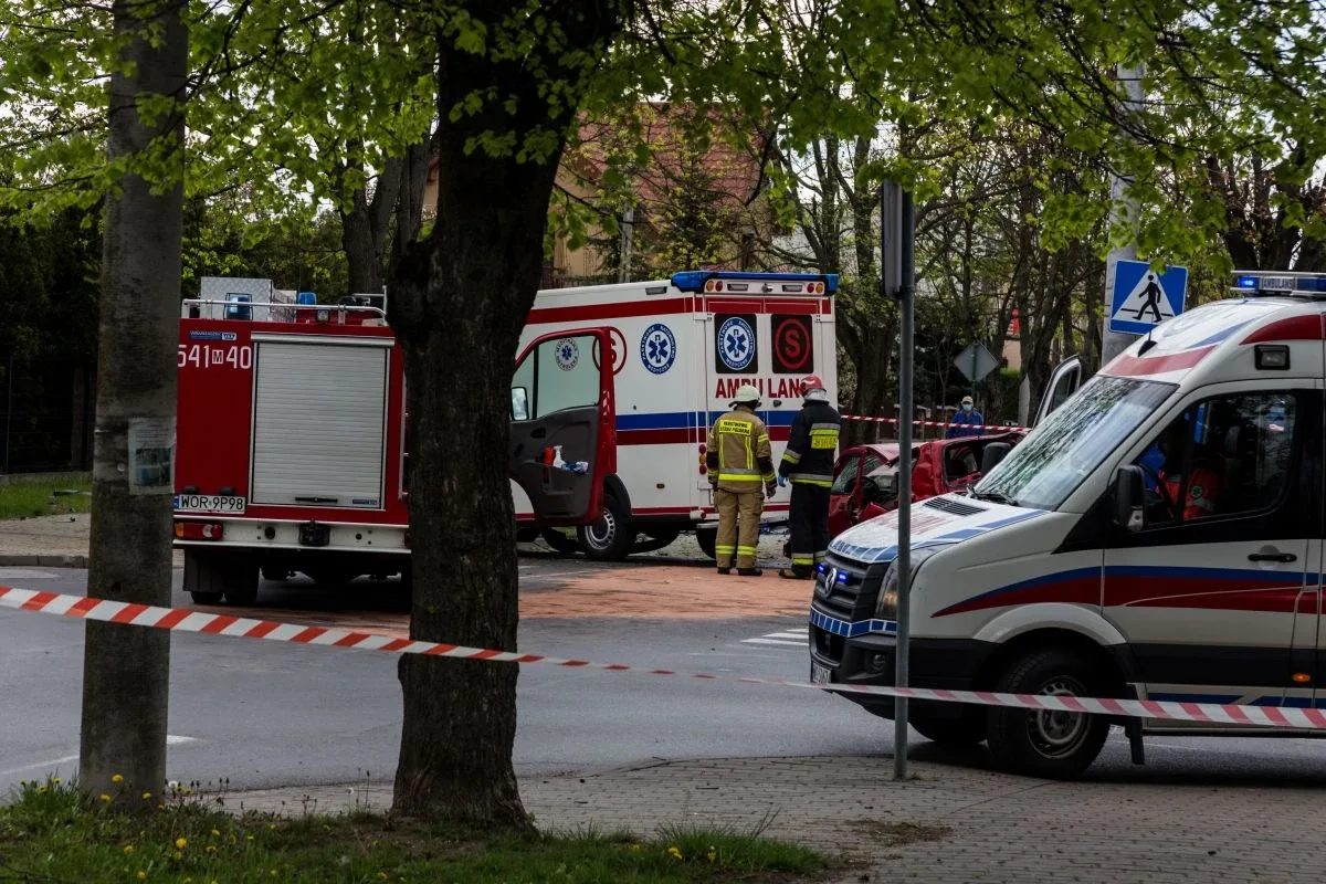 Zderzenie fiata z karetką pogotowia. Zmarła mieszkanka Ostrowi Mazowieckiej (zdjęcia)