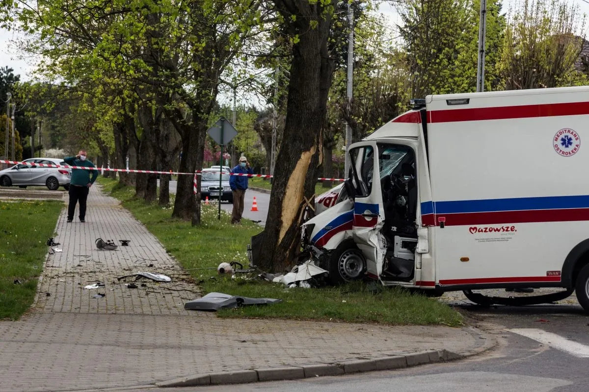 Zderzenie fiata z karetką pogotowia. Zmarła mieszkanka Ostrowi Mazowieckiej (zdjęcia)