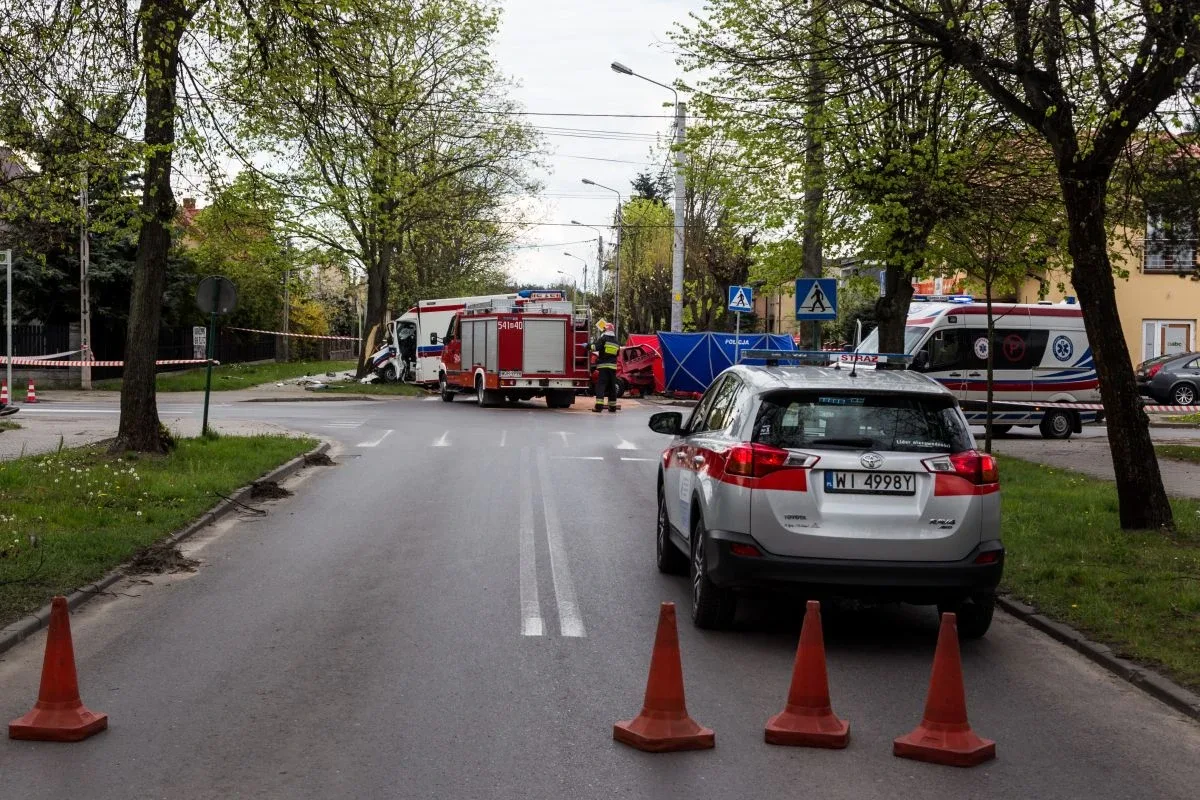 Zderzenie fiata z karetką pogotowia. Zmarła mieszkanka Ostrowi Mazowieckiej (zdjęcia)