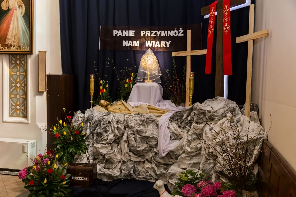 Wielkanoc 2020. Groby Pańskie w ostrowskich parafiach (zdjęcia)