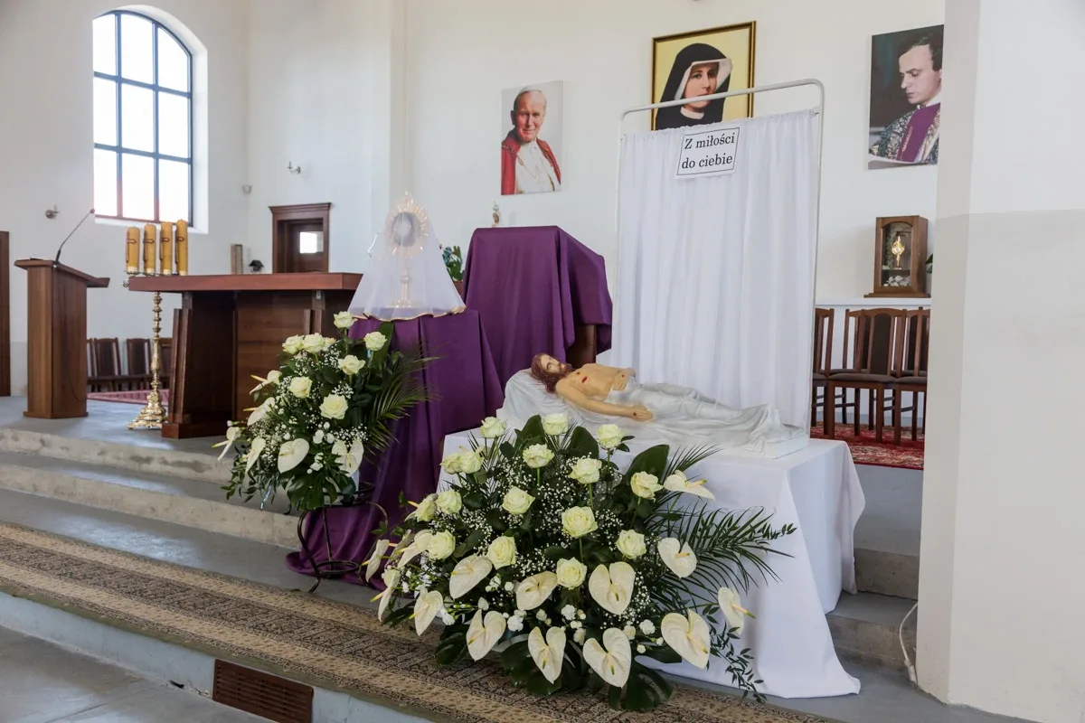 Wielkanoc 2020. Groby Pańskie w ostrowskich parafiach (zdjęcia)