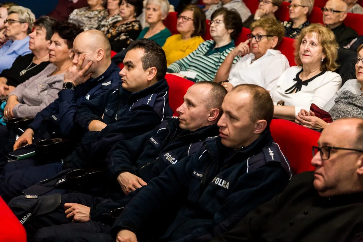 O bezpieczeństwie seniorów w ostrowskim kinie (zdjęcia, wideo)