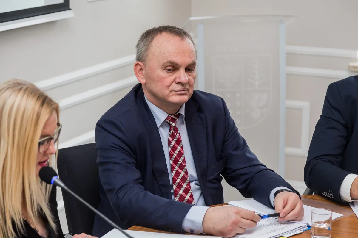 Dyrektor Bursy Szkolnej w Ostrowi Mazowieckiej stosowała mobbing wobec pracowników? Oficjalne skargi wpłynęły do Rady Powiatu