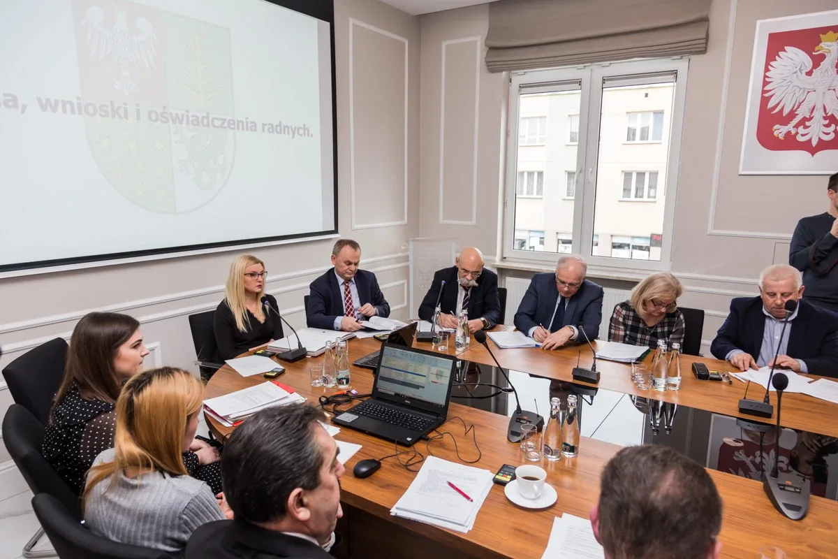 Dyrektor Bursy Szkolnej w Ostrowi Mazowieckiej stosowała mobbing wobec pracowników? Oficjalne skargi wpłynęły do Rady Powiatu