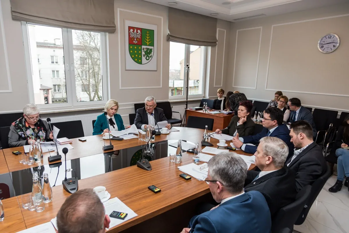Dyrektor Bursy Szkolnej w Ostrowi Mazowieckiej stosowała mobbing wobec pracowników? Oficjalne skargi wpłynęły do Rady Powiatu