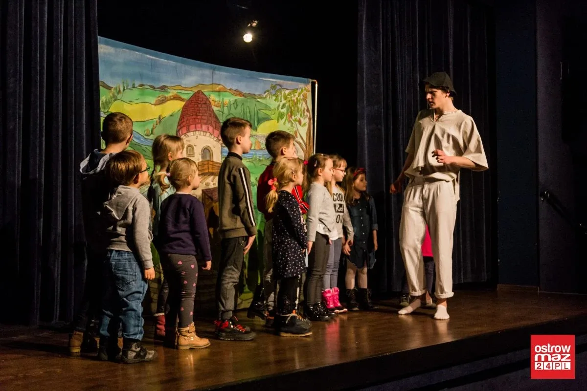 Teatrzyk "Kot w butach" w ostrowskim kinie (zdjęcia, wideo)