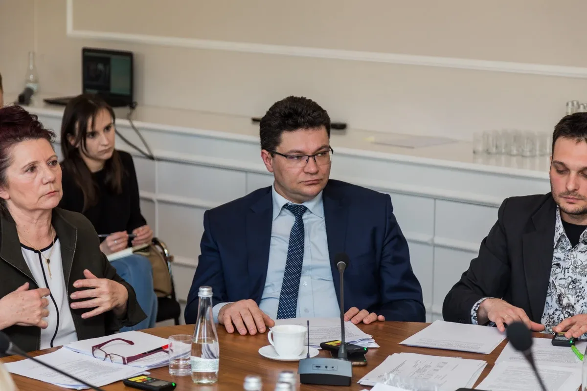 Dyrektor Bursy Szkolnej w Ostrowi Mazowieckiej stosowała mobbing wobec pracowników? Oficjalne skargi wpłynęły do Rady Powiatu