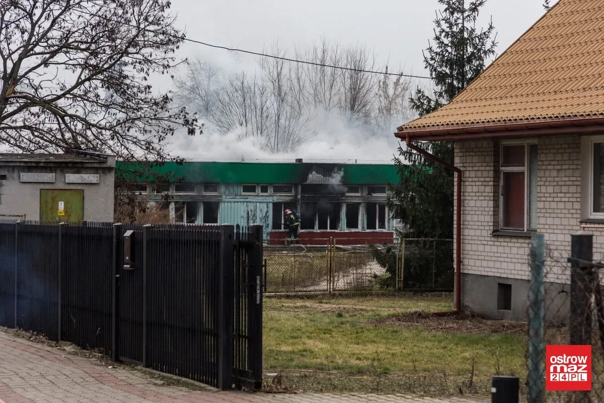 Ponownie ogień pojawił się w budynku po byłej szkole przy ul. Partyzantów. Na miejscu pracuje 40 strażaków! (zdjęcia)