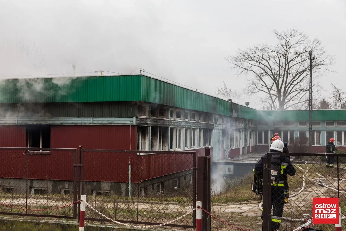 Ponownie ogień pojawił się w budynku po byłej szkole przy ul. Partyzantów. Na miejscu pracuje 40 strażaków! (zdjęcia)