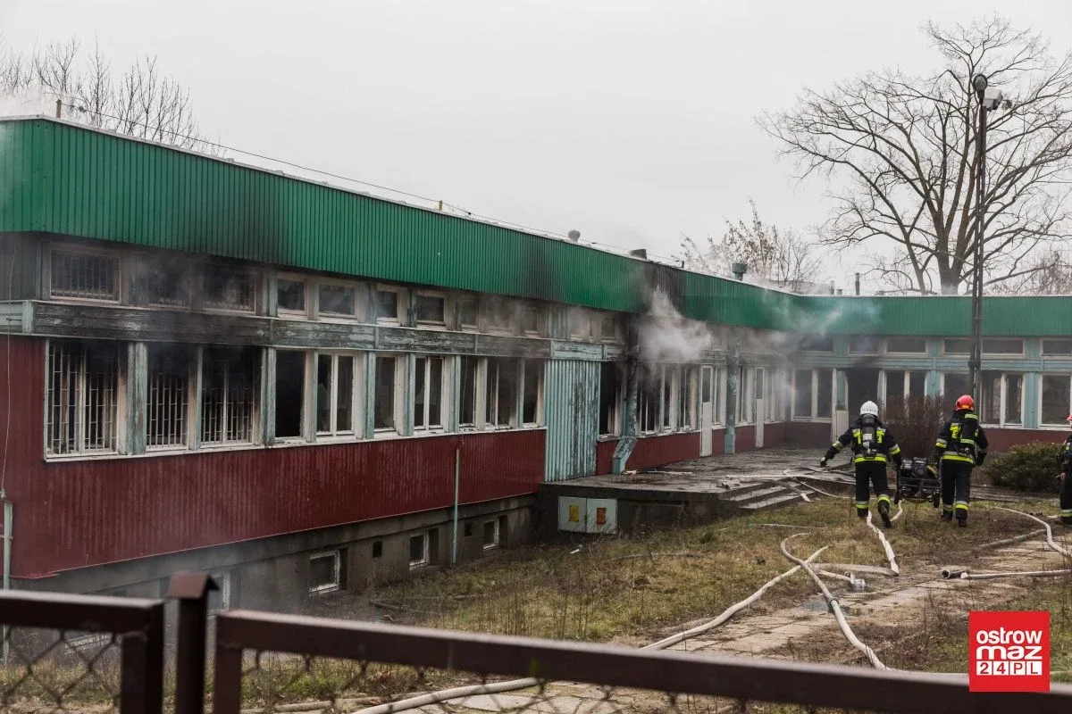 Ponownie ogień pojawił się w budynku po byłej szkole przy ul. Partyzantów. Na miejscu pracuje 40 strażaków! (zdjęcia)