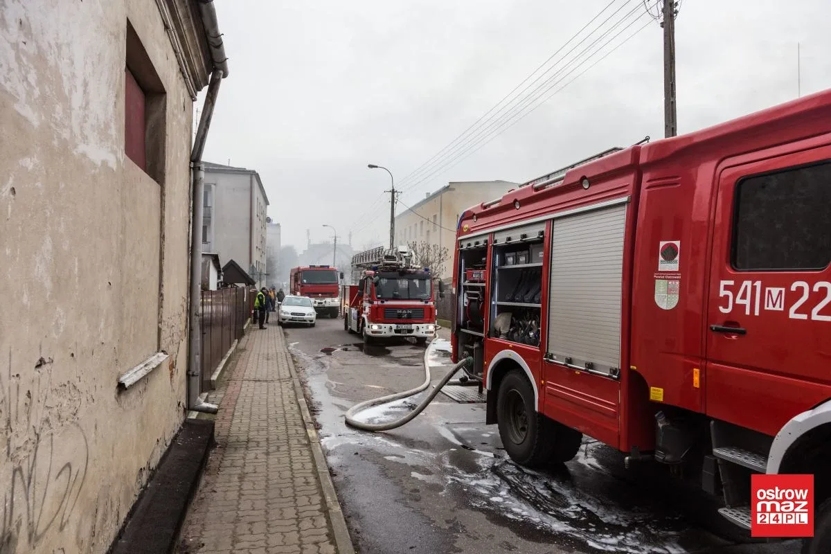 Ponownie ogień pojawił się w budynku po byłej szkole przy ul. Partyzantów. Na miejscu pracuje 40 strażaków! (zdjęcia)