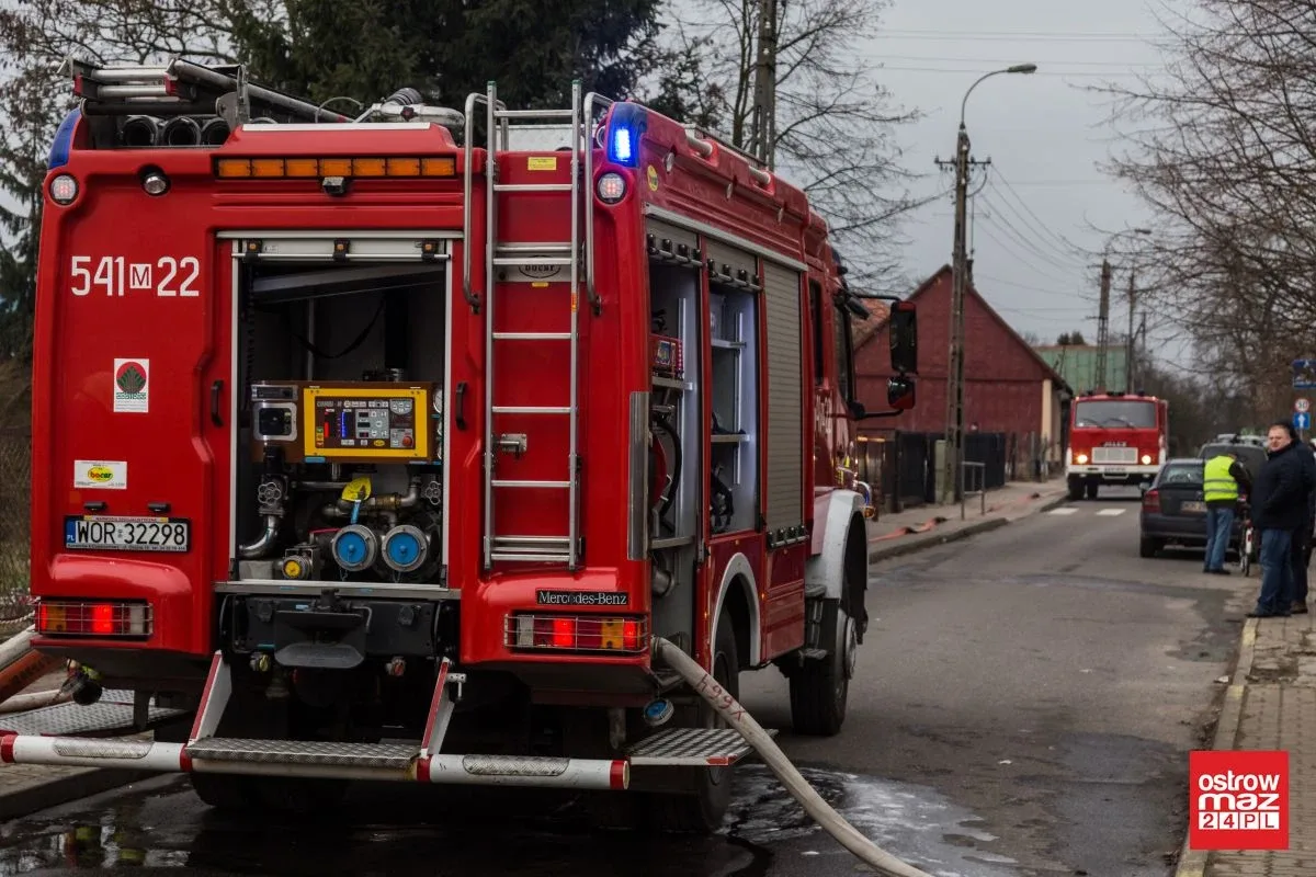 Ponownie ogień pojawił się w budynku po byłej szkole przy ul. Partyzantów. Na miejscu pracuje 40 strażaków! (zdjęcia)