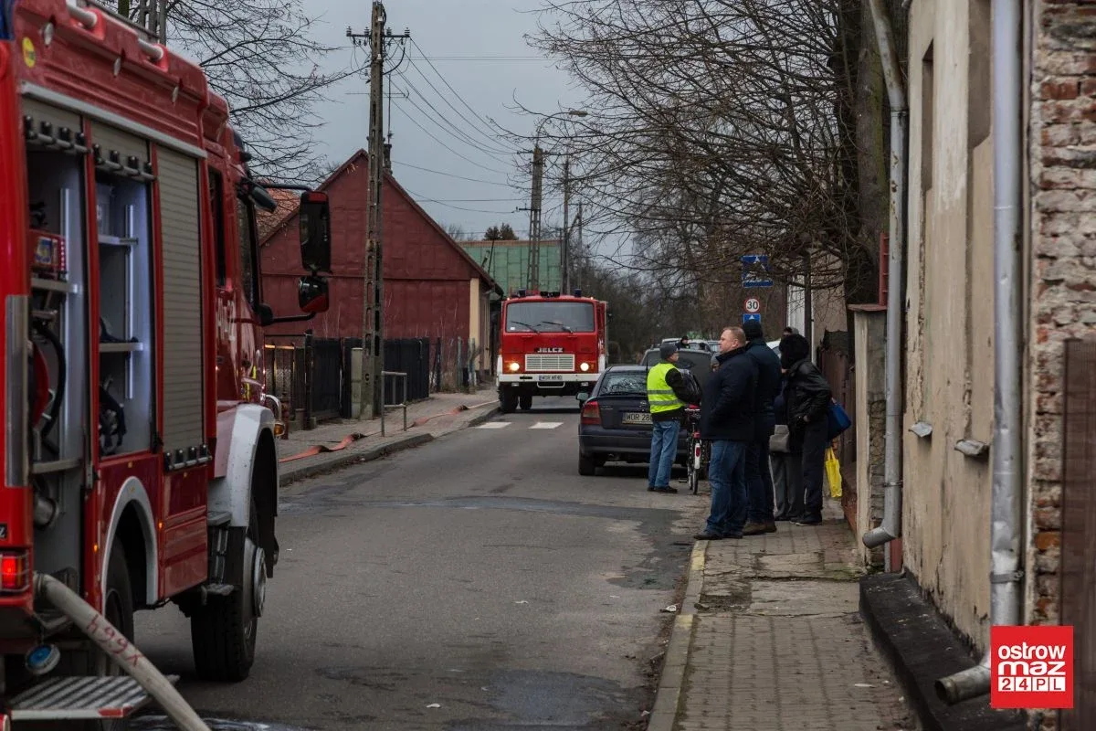 Ponownie ogień pojawił się w budynku po byłej szkole przy ul. Partyzantów. Na miejscu pracuje 40 strażaków! (zdjęcia)