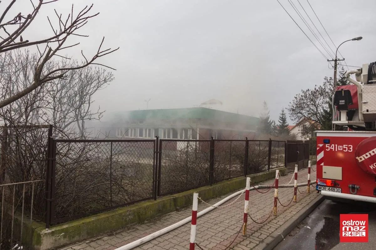 Ponownie ogień pojawił się w budynku po byłej szkole przy ul. Partyzantów. Na miejscu pracuje 40 strażaków! (zdjęcia)