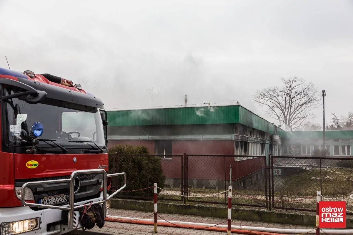 Ponownie ogień pojawił się w budynku po byłej szkole przy ul. Partyzantów. Na miejscu pracuje 40 strażaków! (zdjęcia)