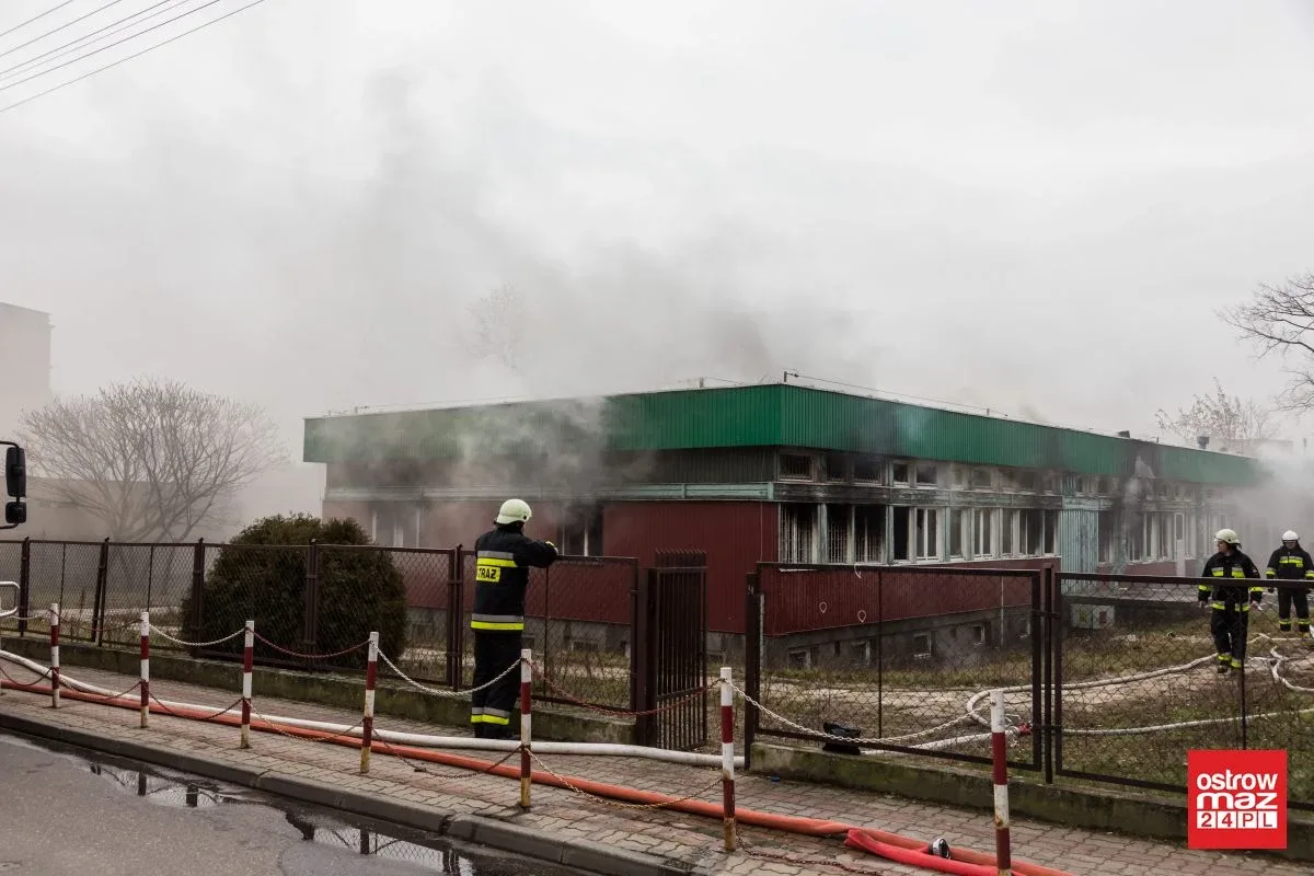 Ponownie ogień pojawił się w budynku po byłej szkole przy ul. Partyzantów. Na miejscu pracuje 40 strażaków! (zdjęcia)