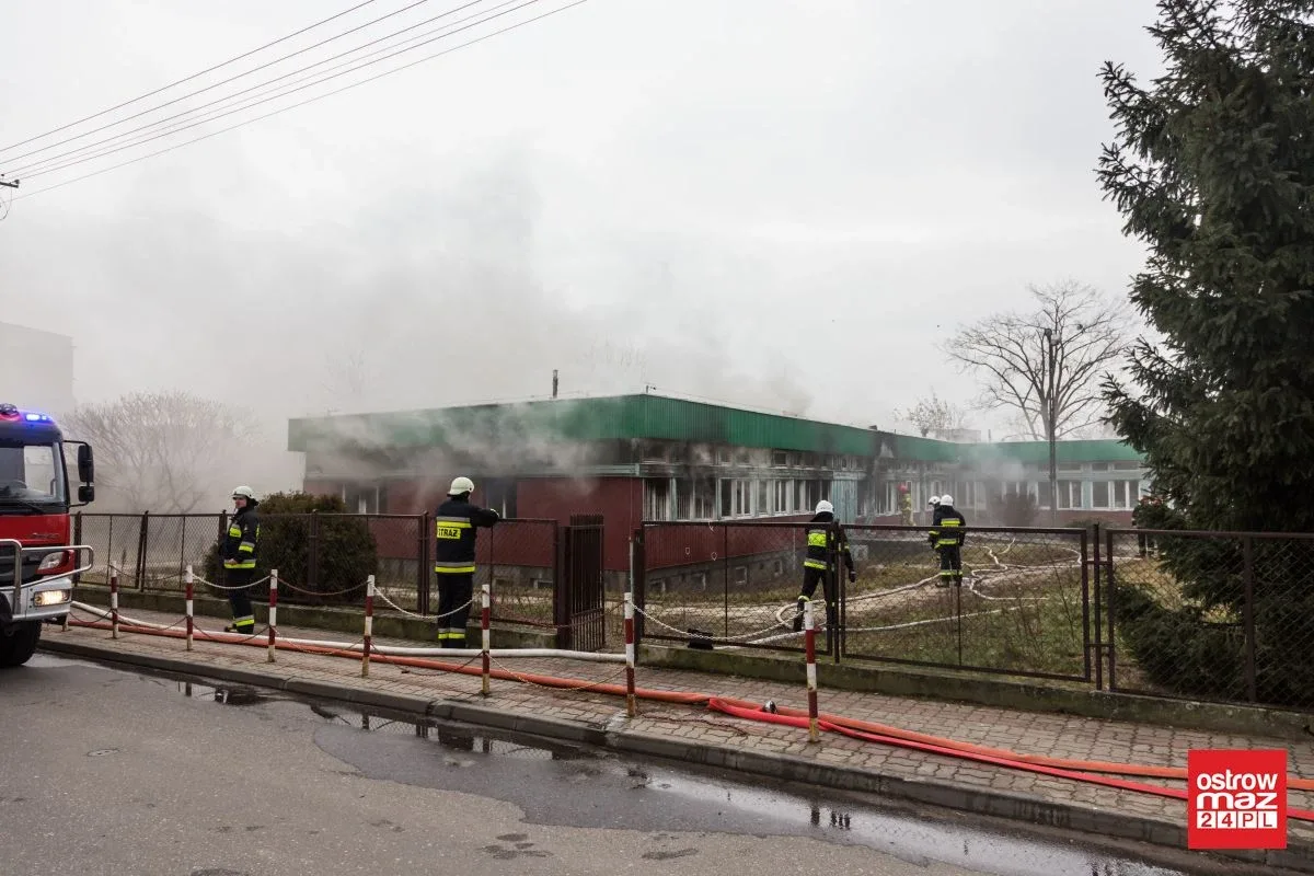 Ponownie ogień pojawił się w budynku po byłej szkole przy ul. Partyzantów. Na miejscu pracuje 40 strażaków! (zdjęcia)
