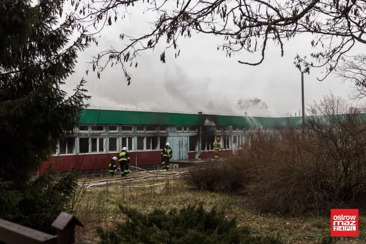 Ponownie ogień pojawił się w budynku po byłej szkole przy ul. Partyzantów. Na miejscu pracuje 40 strażaków! (zdjęcia)