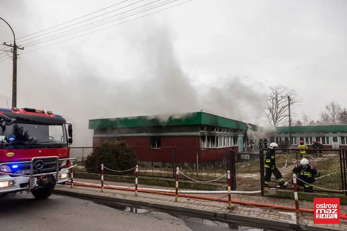 Ponownie ogień pojawił się w budynku po byłej szkole przy ul. Partyzantów. Na miejscu pracuje 40 strażaków! (zdjęcia)