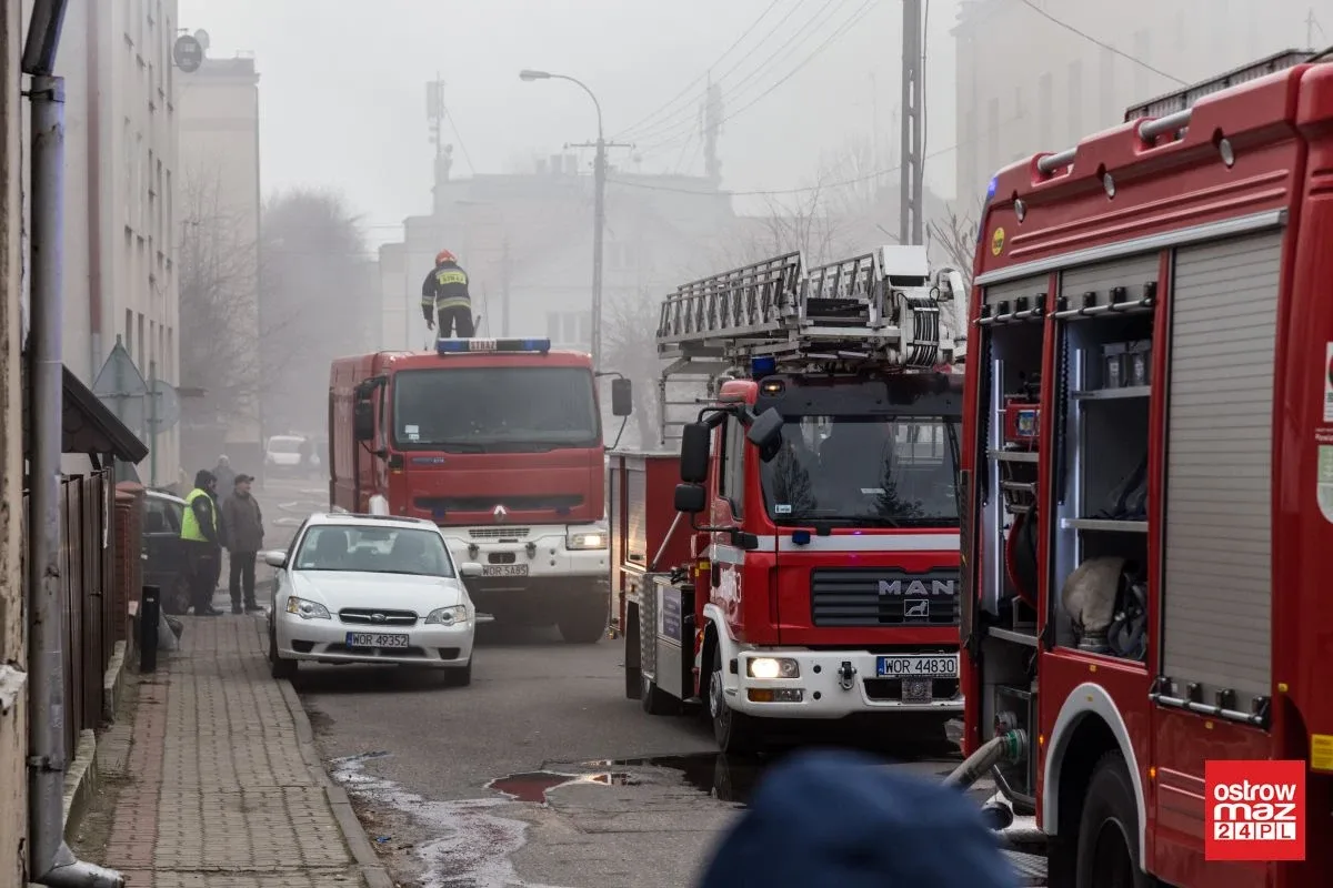 Ponownie ogień pojawił się w budynku po byłej szkole przy ul. Partyzantów. Na miejscu pracuje 40 strażaków! (zdjęcia)